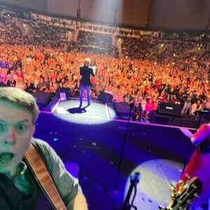 Jimmy Kelly Instagram - Mannheim, ich bin sprachlos! 😧🎉💪🏻 Es war wunderbar mit Euch…vielen Dank für den tollen Abend! Ich hoffe, Ihr hattet genau so viel Spaß wie ich!? 🥰
Kommt gut nach Hause…God bless, Euer Jimmy ✨🎉✨
#kellyfamily #thekellyfamily #jimmykelly #theselfiekinghimself #christmasparty #ontour #mannheimcity #yourocked #iwillsinguntilmyvoicewontletme #merrychristmas @thekellyfamilyofficial @semmelconcerts