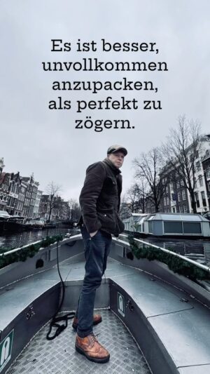 Jimmy Kelly Instagram - Ihr Lieben,

diesen Spruch finde ich sehr wahr! 🌟
Wir Menschen haben die Tendenz, mit einer Sache nicht loszulegen…manchmal aus Vorsicht, weil wir Angst haben zu versagen, aus Perfektionismus oder aus Angst, was andere über uns denken werden. 

Wir haben wahrscheinlich immer mehr Gründe, etwas nicht zu beginnen, als einfach zu starten und sich überraschen zu lassen.😌
Meiner Erfahrung nach ist das ‚Anfangen‘ die halbe Miete, der Rest folgt oft von selbst.

Was auch immer Ihr für Ziele im neuen Jahr habt, zögert nicht, Leben heißt auch, etwas (einfach) zu wagen. 😊

God bless, Euer Jimmy 

#jimmykelly #jimmykellyandthestreetorchestra #toliveistofly #wirfeierndasleben #letsgo2024 #ontoursoon #comeandjointhefun #dontbeafraid #dontgiveaduck #whatothersthinkofyouisnoneofyourbusiness #startnow #music #nanana #kellyfamily #thekellyfamily