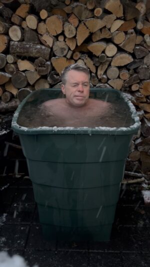 Jimmy Kelly Instagram - Naaaaa? Worauf bereitet sich Euer liebster Kelly vor, wenn er eisbadet? ❄️🥶❄️
Wer kann es erraten? 

(Nachtrag: The News is out: Jimmy Kelly & The Streetorchestra live on tour 2025! See next post! 🥳🥳🥳) 

#jimmykelly #jimmykellyandthestreetorchestra #icebath #wimhofmethod #gettinghealthy #oneicebathadaykeepsthedoctoraway #guesswhatimupto 
#kellyfamily #thekellyfamily #auflösungfolgt