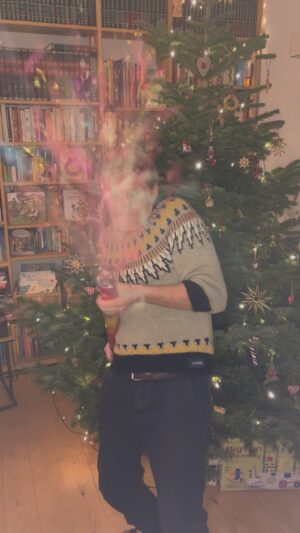 Jimmy Kelly Instagram - Liebe Freunde,

ich wünsche Euch von Herzen einen guten Rutsch ins Neujahr! 🎉 Viel Liebe, Kraft, Frohsinn und Gesundheit für 2024! 🥰

Wir starten musikalisch mit voller Kraft ins neue Jahr und freuen uns schon jetzt wie Bolle, Euch 2025 wieder live zu sehen…🙌🏼🥳🌟

God bless, Euer Jimmy 🥳

P.S. Ich kann kaum glauben, dass die Konfettikanone funktioniert hat! 😆 

#jimmykelly #jimmykellyandthestreetorchestra #happynewyear #besaveeveryone #live  #2025 #wirfeieendasleben #theconfettiworked #ontour #semmelconcerts 
#kellyfamily #thekellyfamily