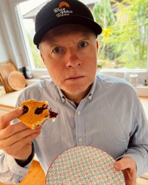 Jimmy Kelly Instagram - Was gibt es schöneres, als an einem Samstag in die Küche zu kommen und es duftet schon nach frischgebackenem Kuchen? 🍒🥰🥧 

Meine liebe Frau hat uns einen Kirschkuchen nach einem alten Familienrezept gebacken und das halbe Blech war schon nach 10 Minuten weg…😍

Wer Lust auf einen saftigen Kirschkuchen hat, findet hier das Rezept:

250g Butter
250g Zucker 
4 Eier
1 Pck. Vanillezucker (alles schaumig schlagen!)
500g Mehl
1Pck. Backpulver
und Milch zu einem geschmeidigen Teig verrühren.
(Die Milch kann auch durch Eierlikör ersetzt werden, dann ist der Kuchen eher für Erwachsene 🤪)
Eine Tafel Zartbitterschokolade zerkleinern und unter den Teig heben.
Alles auf ein gefettetes Backblech geben und noch 1 Glas Kirschen (vorher abtropfen lassen!) auf dem Teig verteilen.
Bei 180 Grad für 35 Minuten auf die mittlere Schiene in den Backofen, Sahne dazu schlagen und fertig ist der perfekte Wochenendkuchen! 😌🙌🏼 Einen guten Appetit! 🤤

Einen schönen Samstag,
God bless, Euer Jimmy 

#jimmykelly #jimmykellyandthestreetorchestra #ifeelloved #wegotlove #cakelove #cherrycake #kirschkuchenrezept #welovesomegoodcake #weekendvibes #instagood #instabaking