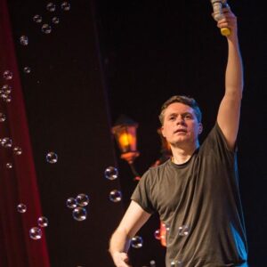 Jimmy Kelly Instagram - Ihr Lieben,
zum heutigen #throwbackthursday geht es noch einmal ins Jahr 2017 auf die ‚The Streetkid‘ Tour. 
Für die letzte kleine Zugabe des Abends haben wir damals gemeinsam ‚Ich gehe mit meiner Laterne‘ gesungen. Dazu gab es 🫧 Seifenblasen. 
Was sich für den einen vielleicht blöd oder sogar lächerlich anhört, ist für mich etwas ganz wichtiges, was ich im Leben nie verlernen möchte: Kind sein dürfen. 
Frei singen, tanzen, weinen, lachen können, ohne daran zu denken, wie uns andere beurteilen. 
Das soll auch in der kommenden Tournee wieder bei mir und meiner Band an oberster Stelle stehen: Hier kannst Du Kind sein! 
Auf der Bühne oder jenseits der Bühne: Lasst uns in dieser düsteren Zeit nicht das Kind in uns vergessen. 
Wenn Ihr also bereit seid, wunderschöne und peinliche Momente (dafür aber einen ausgelassenen und fröhlichen Abend) zu erleben, dann seid Ihr bei uns genau richtig! 😉🤩🥳

Ich freue mich auf Euch, 
God bless, Euer Jimmy 

Tourdaten:

20.04 Leipzig 
21.04 Chemnitz 
22.04 Dresden 

27.04 Hannover 
28.04 Suhl 
29.04 Gera 

03.05 Regensburg 
04.05 Saarbrücken 
05.05 Trier 

11.05 Osterholz-Scharmbeck
12.05 Lübeck 

18.05 Rheda-Wiedenbrück
19.05 Lingen 
20.05 Düsseldorf 

27.05 Stuttgart 
28.05 Mannheim 

06.06 Hamburg 
07.06 Berlin
Tickets unter www.myticket.de

#jimmykelly #ichgehemitmeinerlaterne #bubblesbubblesbubbles #wiederkindsein #ontoursoon #iwillsinguntilmyvoicewontletme #iwillsinguntilidie #beachildagain #cantwait #dontbeshy #thekellyfamily #kellyfamily #livemusic