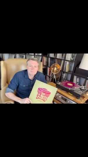 Jimmy Kelly Instagram - Wenn der ‚Lieblingskelly aller Kellys‘ spricht, MUSS man einfach zuhören. 😉

Liebe Grüße aus Irland…
God bless, Jimmy 

#thekellyfamily #kellyfamily #toughroad #jimmykelly #schallplatte #vinylrecord @angelokellyofficial