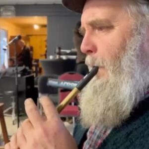 Jimmy Kelly Instagram - Liebe Freunde,
wie Ihr seht, stecken wir mitten in den Proben und Paul spielt sich schon mal für Euch warm! 🎉🎅🏼🥳😉
So langsam steigt die Aufregung und ich hoffe, dass wir gemeinsam viele schöne Stunden miteinander verbringen - und tolle Erinnerungen mit nach Hause nehmen - können. 💫🎄❄️
God bless, Euer Jimmy
#jimmykelly #thekellyfamily #kellyfamily #ontheroadagain #rehearsals #tinwhistle @paul.kelly.official  #christmasparty #ontoursoon #thankful #thankyouthankyouthankyou