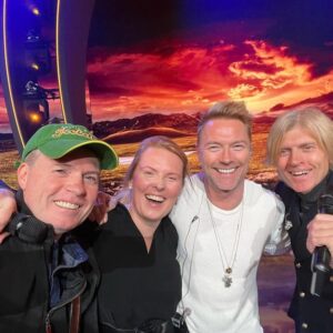 Jimmy Kelly Instagram - Ihr Lieben, 
wir proben gerade unseren Auftritt mit @rokeating  für die @diegiovannizarrellashow heute Abend um 20.15 Uhr im ZDF. Es ist bestimmt schon 30 Jahre her, dass wir uns bei der BRAVO Super Show getroffen haben.🤯 Es ist mir eine große Freude, dass wir heute zusammen unsere neue Single ‚Grateful‘ präsentieren können. 

P.s. I think @rokeating could be my brother…what do you guys think? 😎😎🙃
Ich finde, Ronan könnte mein Bruder sein…was denkt Ihr? 

God bless, Euer Jimmy 

#jimmykelly #ronankeating #thekellyfamily #kellyfamily #grateful #newsingle #tvshow #theselfiekingisback #giovannizarrella #zdf #irishbyblood #🇮🇪
