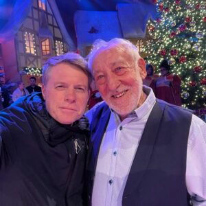 Jimmy Kelly Instagram - Ihr Lieben,
schaut mal, wen ich gerade bei unserer heutigen TV Aufzeichnung getroffen habe: Einen meiner Lieblingsmenschen…🥰 @dieterhallervorden 
Ich sende Euch viele Grüße und wir sehen uns morgen in Chemnitz! Bringt viel gute Laune und Weihnachtsstimmung mit…✨🎄❄️
God bless, Euer Jimmy 
#kellyfamily #thekellyfamily #jimmykelly #ontheroadwithjimmy #iwillsinguntilmyvoicewontletme #tvshow #inspiringguy #dieterhallervorden #peaceonearth #weneedpeaceandloveinthisworld