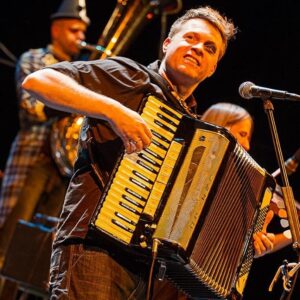 Jimmy Kelly Instagram - Liebe Freunde,
heute mal ein kleiner #throwback ins Jahr 2013 für Euch! 🥳✌🏻🪗
Auf diesem Foto war ich mit meinem #streetorchestra in Stuttgart und ich kann es kaum erwarten, bald wieder mit Euch und meinen Musikern unterwegs zu sein. 

Wer von Euch war damals schon einmal dabei? Und wer wird dieses Jahr wieder mit uns feiern oder auch das erste Mal dabei sein? 🎻🎷🥁🪕🔥 Erzählt mal…

Ab April geht es los, Tickets gibt es auf myticket.de und gemeinsam werden wir tanzen, singen, feiern und die Bude abreißen😉
God bless, Euer Jimmy 

P.S.: Bevor hier wilde Gerüchte 😂 entstehen…mein blaues Auge war NATÜRLICH geschminkt. 😎🧐

#jimmykelly #throwbackthursday #jimmykellyandthestreetorchestra #ontour #ontheroadagain #cantwait #livemusic #accordeon #tuba #alebrider #wirwerdendiebudezumbebenbringen #iwillsinguntilmyvoicewontletme #goodtimeslieahead #memoriesforlife #kellyfamily #thekellyfamily
Photo by Thomas Stachelhaus