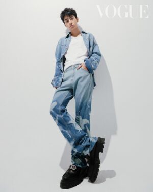 Jimmy Liu Instagram - #VogueCeleb 相較於19歲時演出《華燈初上》林心如兒子「子維」時的稚嫩和孩子氣，現在的劉敬，看起來已經很不一樣。在一眾人說他接下《華燈初上》已是強運新人時，出道不過兩年的他，下個轉身已經邁向全球，在Disney 今年的重點劇集《西遊ABC》中擔任主演，與楊紫瓊、吳彥祖同台飆戲。

不只和劇組演員成為好友，金獎女星楊紫瓊更是對劉敬照顧有加，「每次在片廠遇到她都會給我擁抱，每個跟她一起完成的take，她都會跟我 Give Me Five，跟我說，好棒，我們完成了！」劉敬回憶起去年在美國拍戲的四個月，嚷嚷著好像一場美夢。或許是因為他性格內涵的認真與自在，讓他全然不畏懼國際劇集的挑戰。

劉敬說：「我覺得表演好像可以改變一個人。我們看電影、影集的時候，好像都會學到一些東西。有時候看到某個角色，就好像看到自己人生的縮影。如果可以的話，我也想成為『用表演改變某個人』的演員。」

Talent: 劉敬 @jimmm___0504
Photographer: Hedy Chen @holy_shit_hedy
Features Director and Text: Nicole Lee @nymphlee
Stylist: Chen Yu @ballballchiu
Hair: King from Under Hair @tsaiking
Makeup: 曾國維 from 漂亮寶貝流行工作室 @tsengkuowei
#劉敬 #西遊ABC @ambornchinese @disneyplus