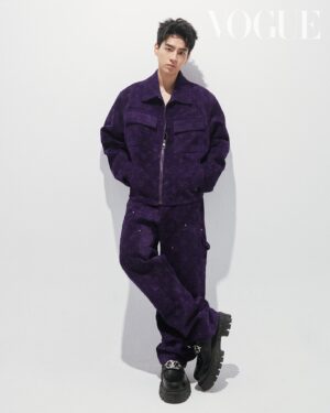 Jimmy Liu Instagram - #VogueCeleb 相較於19歲時演出《華燈初上》林心如兒子「子維」時的稚嫩和孩子氣，現在的劉敬，看起來已經很不一樣。在一眾人說他接下《華燈初上》已是強運新人時，出道不過兩年的他，下個轉身已經邁向全球，在Disney 今年的重點劇集《西遊ABC》中擔任主演，與楊紫瓊、吳彥祖同台飆戲。

不只和劇組演員成為好友，金獎女星楊紫瓊更是對劉敬照顧有加，「每次在片廠遇到她都會給我擁抱，每個跟她一起完成的take，她都會跟我 Give Me Five，跟我說，好棒，我們完成了！」劉敬回憶起去年在美國拍戲的四個月，嚷嚷著好像一場美夢。或許是因為他性格內涵的認真與自在，讓他全然不畏懼國際劇集的挑戰。

劉敬說：「我覺得表演好像可以改變一個人。我們看電影、影集的時候，好像都會學到一些東西。有時候看到某個角色，就好像看到自己人生的縮影。如果可以的話，我也想成為『用表演改變某個人』的演員。」

Talent: 劉敬 @jimmm___0504
Photographer: Hedy Chen @holy_shit_hedy
Features Director and Text: Nicole Lee @nymphlee
Stylist: Chen Yu @ballballchiu
Hair: King from Under Hair @tsaiking
Makeup: 曾國維 from 漂亮寶貝流行工作室 @tsengkuowei
#劉敬 #西遊ABC @ambornchinese @disneyplus