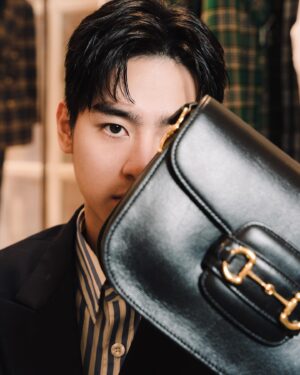 Jimmy Liu Instagram - 恭喜 GUCCI 台北 101 旗艦店盛大開幕
好開心今天跟好多前輩和朋友一起來慶祝
今天搭配的是深色短袖雙排扣西裝外套、條紋長襯衫搭配、GUCCI 1955 Horsebit 肩背包
很喜歡今天的造型，時尚也可愛，也很符合我的個性
非常謝謝 @gucci 邀請我來參加這次的活動
#gucci #gucci台北101旗艦店