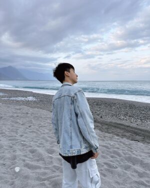 Jimmy Liu Instagram - 如果大海能夠帶走我的哀愁
-
-
-
-
-
把我鞋子裡的沙帶走