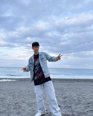 Jimmy Liu Instagram - 如果大海能夠帶走我的哀愁
-
-
-
-
-
把我鞋子裡的沙帶走