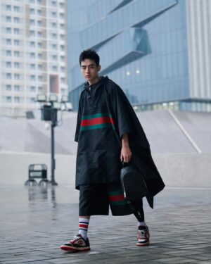 Jimmy Liu Instagram - 夏季設計變得俐落簡潔
但還是穿上身後線條更有趣了
斗篷風衣深得我心
準備好跟Gucci春夏系列一起fun一波了嗎

@gucci #gucci2024cruise
