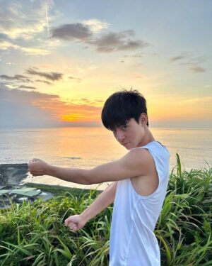 Jimmy Liu Instagram - 假如我在日出旁邊跳舞
那你會看我跳舞還是看日出🌅

Sunrise or me dancing next to it
