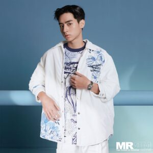 Jimmy Liu Instagram - 【MR│Cover】從華燈到西遊 劉敬閃耀下的純樸

他就像流星掠過的過程，在一瞬間已畫過閃礫光芒。台灣新生代演員近年相繼湧現，劉敬是其中一個最具代表性的名字，從Netflix台劇《華燈初上》，到Disney 荷里活劇集《西遊ABC》，與奧斯卡影后楊紫瓊合作，轉眼間化身為一顆耀目新星。只是這一切，不改這位21歲年輕人純樸的心。

詳細訪問︰www.mrrm.com.hk/i/?p=4527

#mrrmhk @jimmm___0504 #劉敬 #JimmyLiu #華燈初上 #西遊ABC #機智校園生活 #無神之地不下雨 #正義的算法  @emporioarmani @cartier #cover #8月號