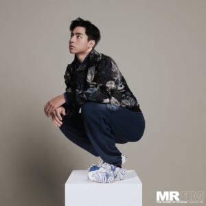 Jimmy Liu Instagram - 【MR│Cover】從華燈到西遊 劉敬閃耀下的純樸

他就像流星掠過的過程，在一瞬間已畫過閃礫光芒。台灣新生代演員近年相繼湧現，劉敬是其中一個最具代表性的名字，從Netflix台劇《華燈初上》，到Disney 荷里活劇集《西遊ABC》，與奧斯卡影后楊紫瓊合作，轉眼間化身為一顆耀目新星。只是這一切，不改這位21歲年輕人純樸的心。

詳細訪問︰www.mrrm.com.hk/i/?p=4527

#mrrmhk @jimmm___0504 #劉敬 #JimmyLiu #華燈初上 #西遊ABC #機智校園生活 #無神之地不下雨 #正義的算法  @emporioarmani @cartier #cover #8月號