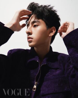 Jimmy Liu Instagram - #VogueCeleb 相較於19歲時演出《華燈初上》林心如兒子「子維」時的稚嫩和孩子氣，現在的劉敬，看起來已經很不一樣。在一眾人說他接下《華燈初上》已是強運新人時，出道不過兩年的他，下個轉身已經邁向全球，在Disney 今年的重點劇集《西遊ABC》中擔任主演，與楊紫瓊、吳彥祖同台飆戲。

不只和劇組演員成為好友，金獎女星楊紫瓊更是對劉敬照顧有加，「每次在片廠遇到她都會給我擁抱，每個跟她一起完成的take，她都會跟我 Give Me Five，跟我說，好棒，我們完成了！」劉敬回憶起去年在美國拍戲的四個月，嚷嚷著好像一場美夢。或許是因為他性格內涵的認真與自在，讓他全然不畏懼國際劇集的挑戰。

劉敬說：「我覺得表演好像可以改變一個人。我們看電影、影集的時候，好像都會學到一些東西。有時候看到某個角色，就好像看到自己人生的縮影。如果可以的話，我也想成為『用表演改變某個人』的演員。」

Talent: 劉敬 @jimmm___0504
Photographer: Hedy Chen @holy_shit_hedy
Features Director and Text: Nicole Lee @nymphlee
Stylist: Chen Yu @ballballchiu
Hair: King from Under Hair @tsaiking
Makeup: 曾國維 from 漂亮寶貝流行工作室 @tsengkuowei
#劉敬 #西遊ABC @ambornchinese @disneyplus