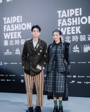 Jimmy Liu Instagram - 第一次參加臺北時裝週，很開心也非常榮幸能受邀參加，在現場遇到了朋友也認識了新朋友。
看到各個設計師的作品都讓我驚艷到不行，每位設計師出場都有獨特的排場和音樂，再配上模特兒們的美姿，真的看完秀就很想把錢包拿出來把衣服帶回家。

Fashion | @cherng_official 
Accessories | @apmmonaco @tastboutique 
SHOSE | @versace 
Stylist | @miamia.tsai 
Make up | @tsengkuowei 
Hair | 80’s @keaarth 
AGENCY｜TVBS Fish

#2023臺北時裝週 #taipeifashionweek #臺北時裝週 voguefno #apmmonaco #tastboutique