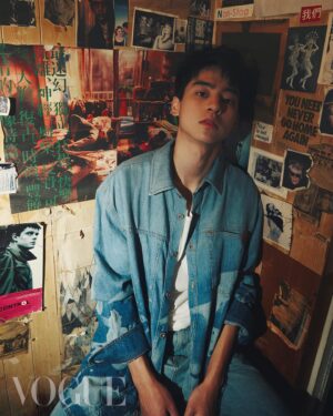 Jimmy Liu Instagram - #VogueCeleb 相較於19歲時演出《華燈初上》林心如兒子「子維」時的稚嫩和孩子氣，現在的劉敬，看起來已經很不一樣。在一眾人說他接下《華燈初上》已是強運新人時，出道不過兩年的他，下個轉身已經邁向全球，在Disney 今年的重點劇集《西遊ABC》中擔任主演，與楊紫瓊、吳彥祖同台飆戲。

不只和劇組演員成為好友，金獎女星楊紫瓊更是對劉敬照顧有加，「每次在片廠遇到她都會給我擁抱，每個跟她一起完成的take，她都會跟我 Give Me Five，跟我說，好棒，我們完成了！」劉敬回憶起去年在美國拍戲的四個月，嚷嚷著好像一場美夢。或許是因為他性格內涵的認真與自在，讓他全然不畏懼國際劇集的挑戰。

劉敬說：「我覺得表演好像可以改變一個人。我們看電影、影集的時候，好像都會學到一些東西。有時候看到某個角色，就好像看到自己人生的縮影。如果可以的話，我也想成為『用表演改變某個人』的演員。」

Talent: 劉敬 @jimmm___0504
Photographer: Hedy Chen @holy_shit_hedy
Features Director and Text: Nicole Lee @nymphlee
Stylist: Chen Yu @ballballchiu
Hair: King from Under Hair @tsaiking
Makeup: 曾國維 from 漂亮寶貝流行工作室 @tsengkuowei
#劉敬 #西遊ABC @ambornchinese @disneyplus