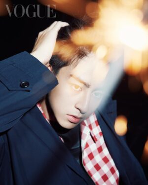 Jimmy Liu Instagram - #VogueCeleb 相較於19歲時演出《華燈初上》林心如兒子「子維」時的稚嫩和孩子氣，現在的劉敬，看起來已經很不一樣。在一眾人說他接下《華燈初上》已是強運新人時，出道不過兩年的他，下個轉身已經邁向全球，在Disney 今年的重點劇集《西遊ABC》中擔任主演，與楊紫瓊、吳彥祖同台飆戲。

不只和劇組演員成為好友，金獎女星楊紫瓊更是對劉敬照顧有加，「每次在片廠遇到她都會給我擁抱，每個跟她一起完成的take，她都會跟我 Give Me Five，跟我說，好棒，我們完成了！」劉敬回憶起去年在美國拍戲的四個月，嚷嚷著好像一場美夢。或許是因為他性格內涵的認真與自在，讓他全然不畏懼國際劇集的挑戰。

劉敬說：「我覺得表演好像可以改變一個人。我們看電影、影集的時候，好像都會學到一些東西。有時候看到某個角色，就好像看到自己人生的縮影。如果可以的話，我也想成為『用表演改變某個人』的演員。」

Talent: 劉敬 @jimmm___0504
Photographer: Hedy Chen @holy_shit_hedy
Features Director and Text: Nicole Lee @nymphlee
Stylist: Chen Yu @ballballchiu
Hair: King from Under Hair @tsaiking
Makeup: 曾國維 from 漂亮寶貝流行工作室 @tsengkuowei
#劉敬 #西遊ABC @ambornchinese @disneyplus