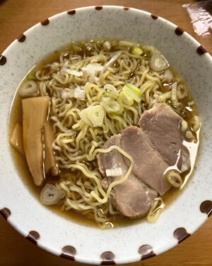 Jin Shirasu Instagram - ばあちゃんが作ってくれた特製ばあばラーメン食べて🍜
小学生の甥っ子たちと本気でゲームして本気で負けて🎮
おじさんとってもよいお盆でした🍉