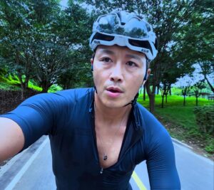 Jin Tae-hyeon Instagram - 오늘도 숑~~
새벽 훈련 마치고 
아침 마실 자전차

곧 가을이 오겠네요!!
🏃🏽🚴🏾🏃🏽🚴🏾🏃🏻‍♀️⚡️🔥❤️☀️🫠

모두 건강 건강 🤩

#자전거