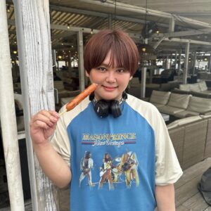 JinJin Instagram - めっちゃキメ顔してるけど
めっちゃヘッドフォン苦しくて草