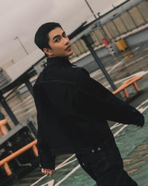 Jing-Hua Tseng Instagram - 風鈴高中上學第一天，我也要加入防風鈴🤝
@levis_taiwan