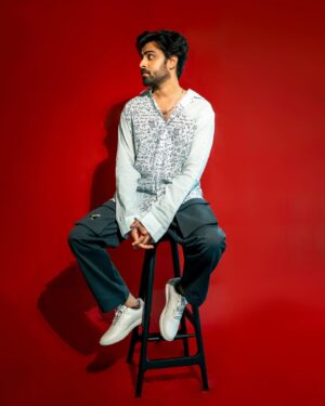 Jitendra Kumar Instagram - Que Sera Sera .. 🍫❤️ 
#Kota #Grateful #KotaFactoryS3
@netflix_in 
Thanks @ghuridesign for this Lovely Shirt ❤️

Styling @krishi1606
HMU @shenoyafernandes
Wearing a custom shirt @ghuridesign x @beyoung.in_official 
Timepiece @jaipurwatchcompany
Photography @niravthakkarphotography 
Sneakers @leecooperindia