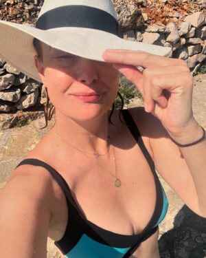 Jitka Schneiderová Instagram - Dobré ráno… 🌊☀️ ve vodě, pod vodou, na vodě / Dá se vedro přežít! Hezkou neděli i vám 😊 plavu dál… 🐬 #vacation