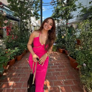 Jiya Shankar Instagram - Look at you , back again with all those shopping bags 🏃‍♀️💗