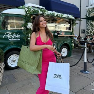 Jiya Shankar Instagram - Look at you , back again with all those shopping bags 🏃‍♀️💗