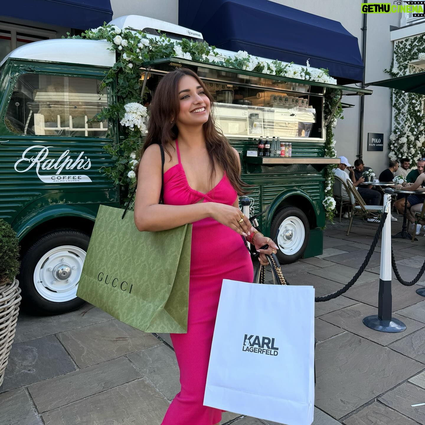 Jiya Shankar - 795.1K Likes - Look at you , back again with all those shopping bags 🏃♀️💗
