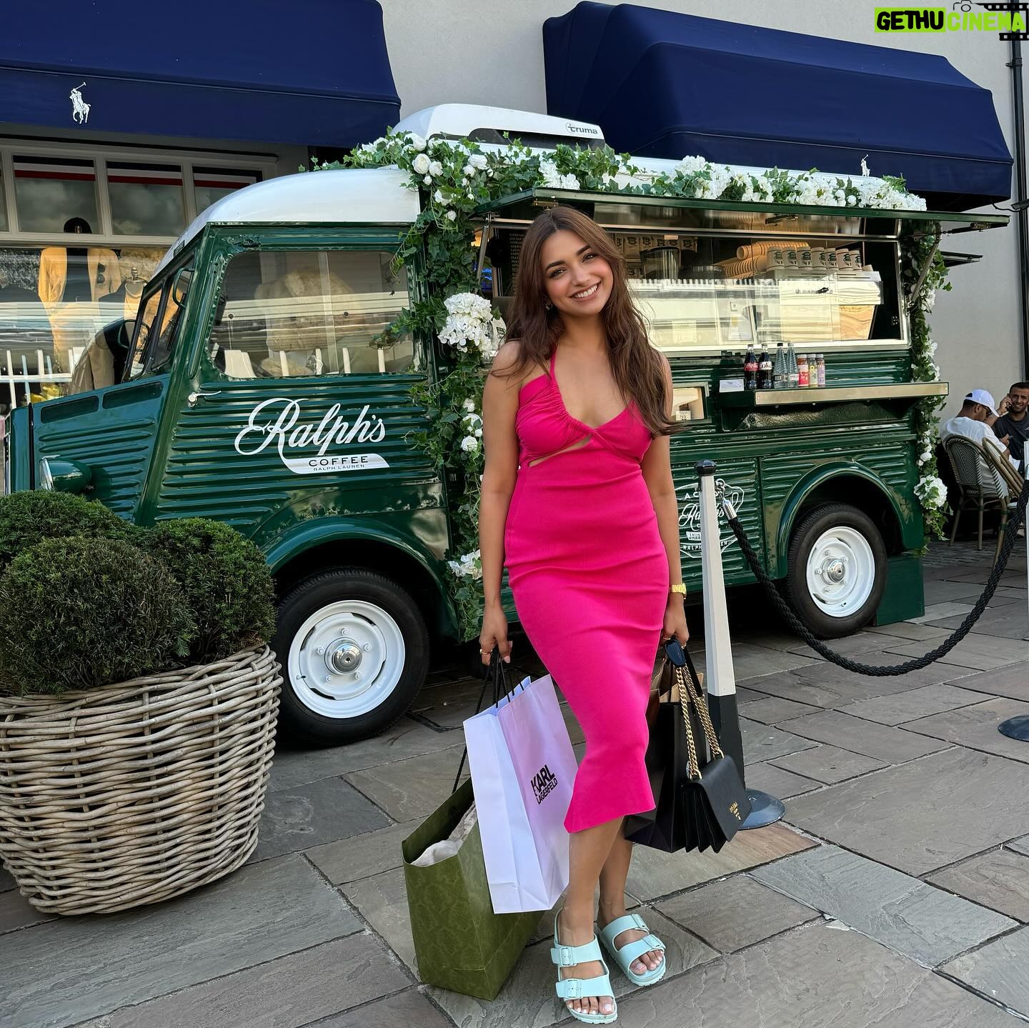 Jiya Shankar - 795.1K Likes - Look at you , back again with all those shopping bags 🏃♀️💗