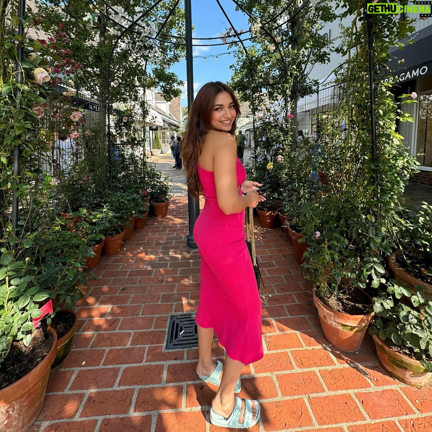 Jiya Shankar - 795.1K Likes - Look at you , back again with all those shopping bags 🏃♀️💗
