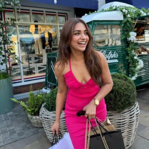 Jiya Shankar Instagram - Look at you , back again with all those shopping bags 🏃‍♀️💗