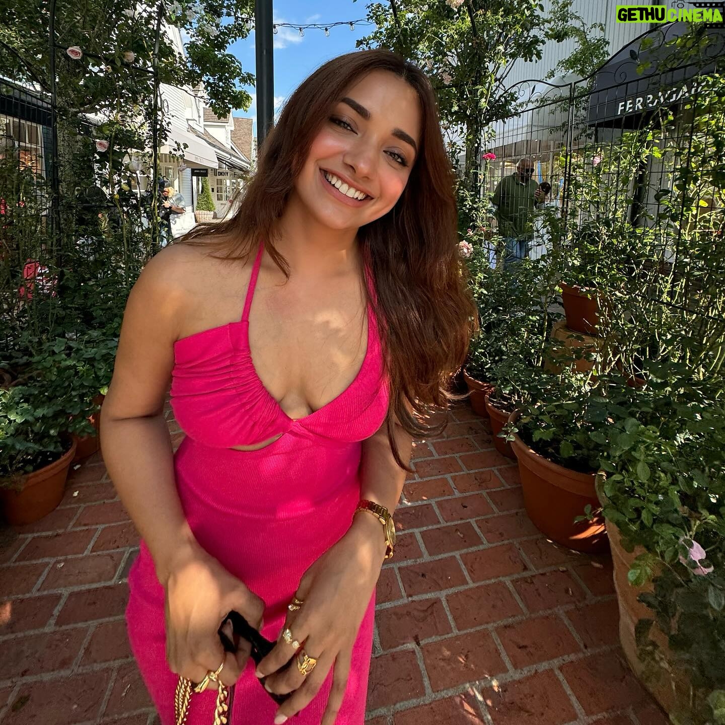Jiya Shankar - 795.1K Likes - Look at you , back again with all those shopping bags 🏃♀️💗