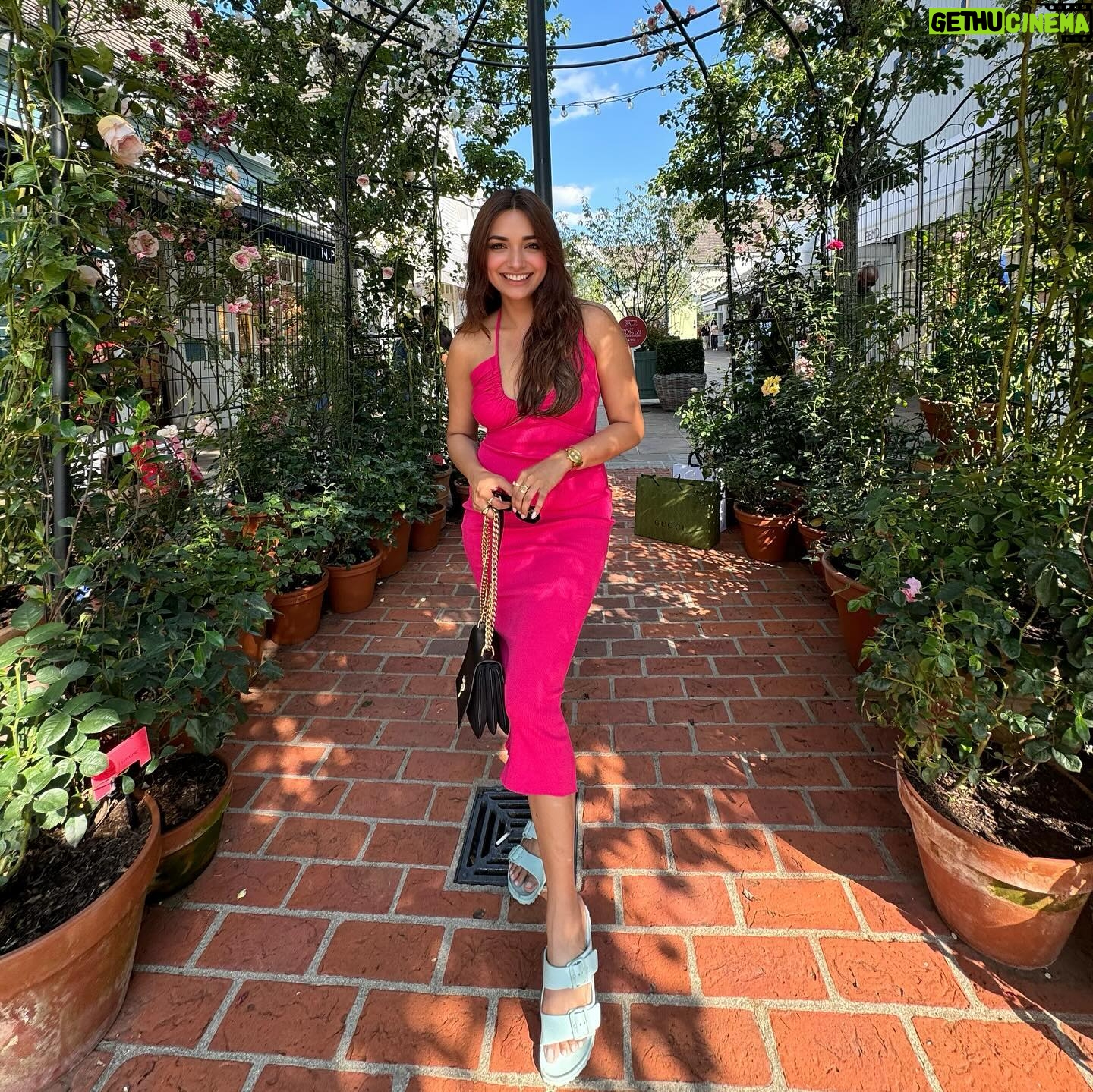 Jiya Shankar - 795.1K Likes - Look at you , back again with all those shopping bags 🏃♀️💗