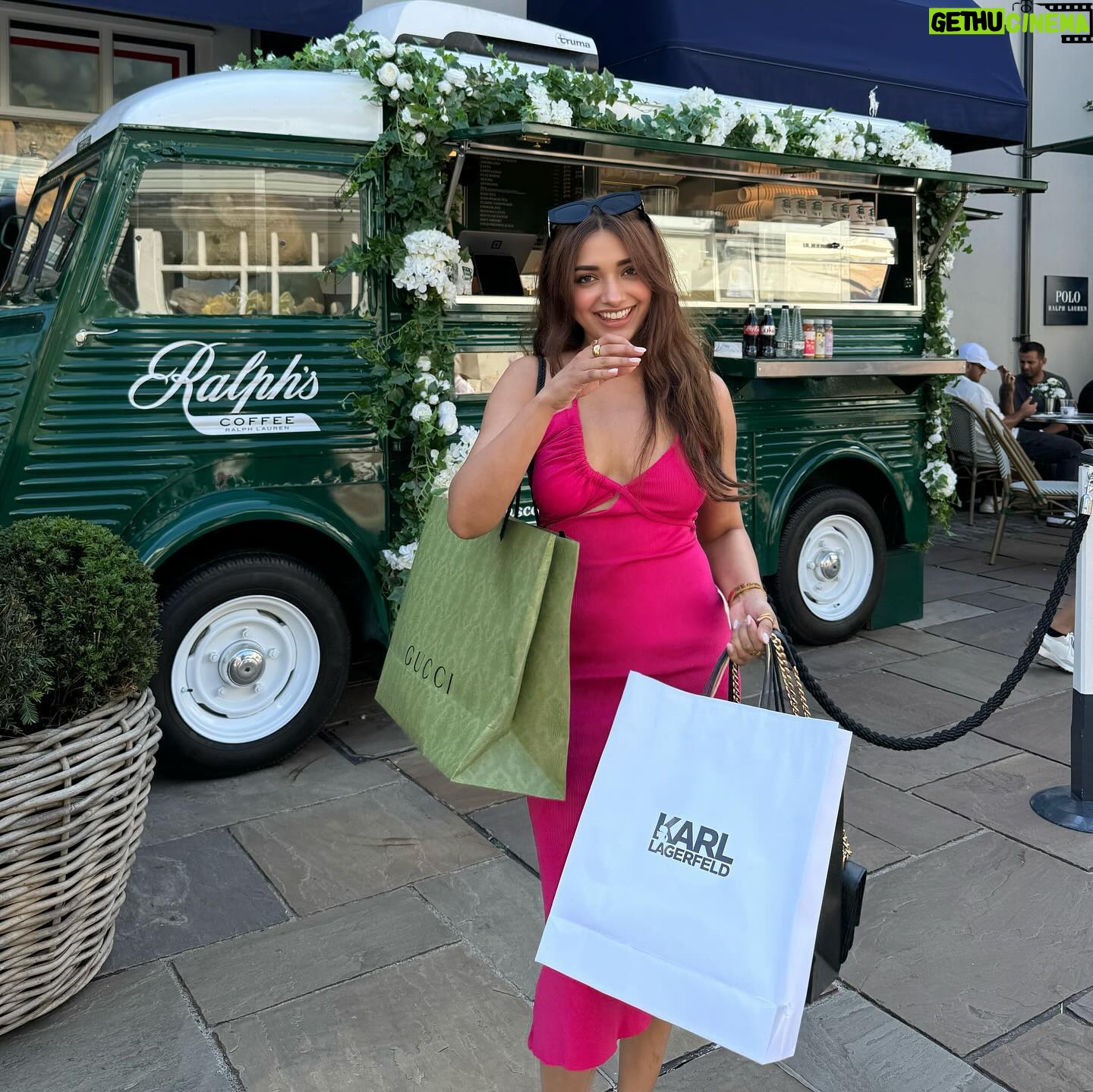 Jiya Shankar - 795.1K Likes - Look at you , back again with all those shopping bags 🏃♀️💗