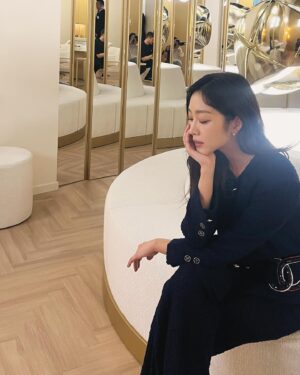 Jo Bo-ah Instagram - 💍🩵
.
.
.

#샤넬#코코크러쉬팝업#CHANEL