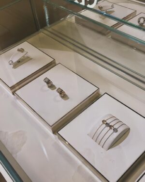 Jo Bo-ah Instagram - 💍🩵
.
.
.

#샤넬#코코크러쉬팝업#CHANEL