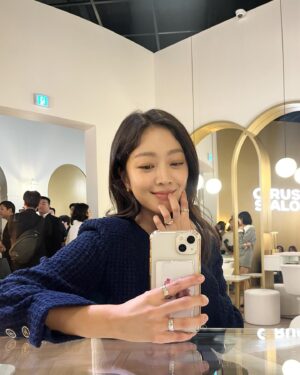 Jo Bo-ah Instagram - 💍🩵
.
.
.

#샤넬#코코크러쉬팝업#CHANEL