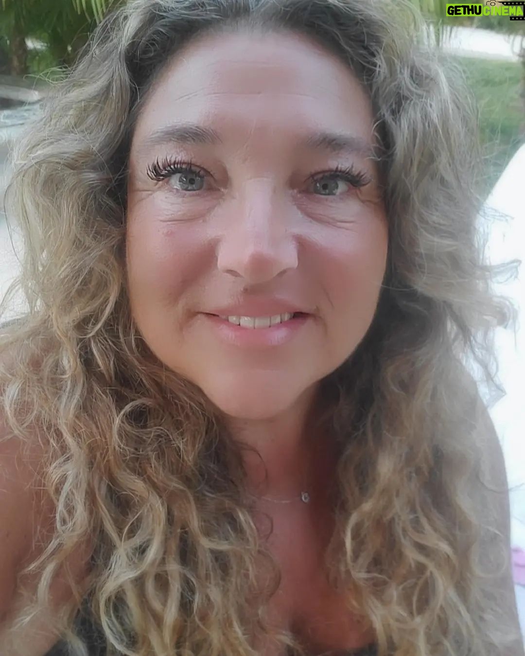 Jo Frost - 21K Likes - Palm trees,
Ocean breeze,
Salty curls and sun-kissed tales 😘
Hi! I Would love to hear from you & what country are you connecting from.
🌴🌞🌊🏖😎
