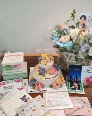 Jo Hyun-jae Instagram - 꾸준히 이렇게 많은 사랑 보내주셔서 감사드립니다.
그리고 생일을 축하해주셔서 진심으로 고맙습니다.
또 #현재니무추우 15주년 축하드립니다♡
#❤#👋#💯#🙏#😍#🥰#💋