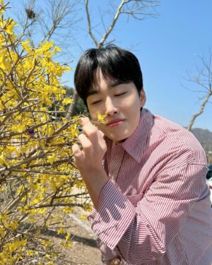 Jo Jung-shik Instagram - 아저씨 봄에 아주 산뜻하지? 스포티하지? 세련됐지? 꽃같지?