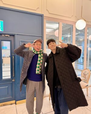 Jo Jung-shik Instagram - 이제 영철이형이랑 퇴근시간이 같아져서 브런치 할 수 있게 됨🙌 간만에 친정 스브스 근처가서 만났다🙌늘 밝고 유쾌하고 솔직한 형 방송이랑 생활이랑 아예 똑같은 형ㅋㅋㅋㅋㅋ암튼 이제는 선의의경쟁 레츠고🔥❤️