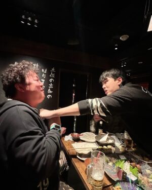 Jo Jung-shik Instagram - ”맛있어서 화가나서...이렇게 맛있는데를 왜 이제서야 오게 해준거냐고 형 멱살 잡았다“ 오로지 존경과 감사의 의미 뿐이었다🙏 동생들에게 최고의 식도락 여행을 선물해주신 준하형께😭🙏🙏🙏 #오사카 #osaka #기록 #먹잘알 #멱잘알