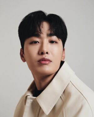 Jo Jung-shik Instagram - 이제 올해도 2주정도 밖에 안남았다✨ 2023년엔 큰 용기를 내고 퇴사한 내 자신에게 멋지다고 칭찬하고 싶다. 두려움도 걱정도 많았지만 그만큼 좋은 기회와 행복이 있길 바라며! 2024야 어서와🍾🥂 모두 올해 마무리 잘하세요🙇‍♂️