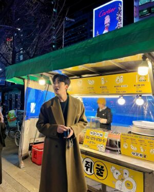 Jo Jung-shik Instagram - 서울의봄 기다리는 서울의 밤✨🌕 연말느낌🎶 #섞어서3처넌어치샀어요 #서울밤