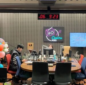 Jo Jung-shik Instagram - 꿈처럼 존경하던 선배님 앞에서 난 재롱을 떨고 선배님이 웃어주신다면 그것이 성공 아닐까🥹 난 성공했다! 역시는 역시... 라디오 게스트 출연하며 선물을 받는 경험은 태어나서 처음이었습니다... 따뜻함에 힐링만 받고 돌아가요. 넘 고맙습니다 선배님🙏 #이금희사랑하기좋은날 #kbs라디오쿨fm